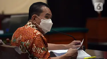 Terdakwa suap penghapusan nama terpidana perkara pengalihan hak tagih Bank Bali dari daftar red notice Polri Djoko Tjandra menjalani sidang di PN Jakarta Timur, Jumat (11/12/2020). Djoko menyampaikan nota pembelaan atau pleidoi atas tuntutan JPU. (merdeka.com/Imam Buhori)