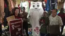 Maskot Piala Dunia 2022, La'eeb berfoto bersama warga saat mengunjungi Pasar Sentra Antasari, Banjarmasin, Kalimantan Selatan, Sabtu (29/10/2022). Kedatangan La'eeb ini disambut antusias oleh pengunjung dan pedagang. Dia menjadi buruan warga untuk berfoto. (FOTO: Dok. SCM)