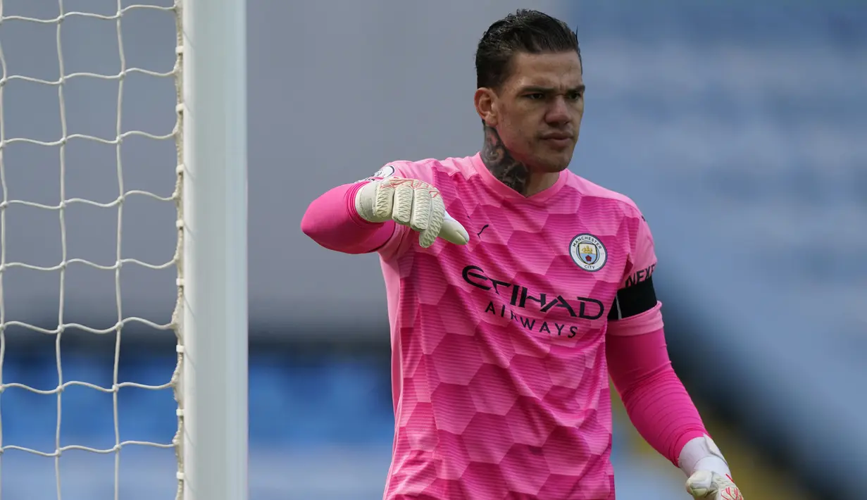 Ederson Moraes. Kiper Brasil berusia 28 tahun ini didatangkan Manchester City dari Benfica pada 2017/2018 senilai 40 juta euro. Kedatangannya adalah reaksi atas penampilan Claudio Bravo yang di bawah standar. Raihan Golden Glove musim 2019/2020 dan 2020/2021 jadi pembuktiannya. (AFP/Pool/Tim Keeton)