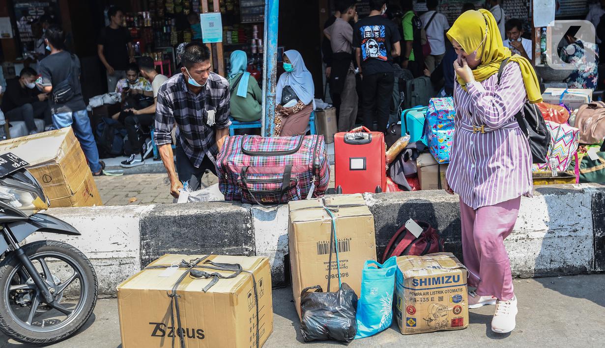 <p>Masyarakat yang hendak mudik menunggu di Terminal Kalideres, Jakarta Barat, Senin (25/4/2022). Menteri Perhubungan (Menhub) Budi Karya Sumadi sebelumnya menyarankan masyarakat untuk mudik lebih awal guna menghindari risiko kemacetan lalu lintas. (Liputan6.com/Johan Tallo)</p>