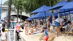 Warga bersantai dan berjemur di tepi sungai Seine pada hari pembukaan festival pantai Paris Plages, Paris, Prancis, (20/7). Meski baru-baru ini Prancis diserang banyak teror, warga tetap menyelenggarakan festival ini. (REUTERS / Charles Platiau)