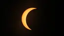Bulan bergerak melintasi matahari saat terjadi gerhana matahari total di Piedra del Aguila, Argentina, Senin (14/12/2020). Gerhana matahari total terlihat dari wilayah Patagonia utara Argentina dan dari Araucania di Chile. (AP Photo/Natacha Pisarenko)
