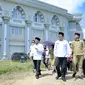 Wakil Gubernur Jawa Barat Uu Ruzhanul Ulum saat meninjau progres pembangunan Embarkasi Haji Indramayu di Kecamatan Lohbener, Kabupaten Indramayu, Senin (30/5/2022). (Foto: Biro Adpim Jabar)