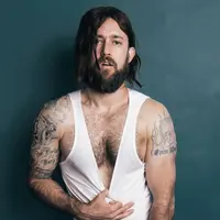 Pernah melihat cowok berpose genit kayak cewek? Simak gambar-gambarnya berikut ini. (Via: boredpanda.com)