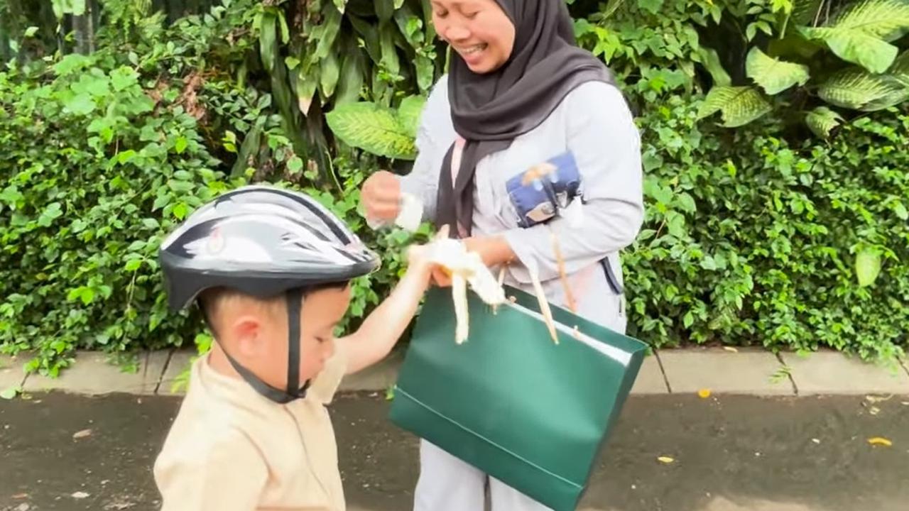 Potret Rayyanza Jatuh saat Naik Sepeda ke Masjid, Sus Rini Ngakak 'Ya Pengalaman Ja, Tantangan Ada Aja'