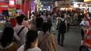 Para pengunjung saat berada dalam Jakarta Fair Kemayoran 2023 di JIExpo Kemayoran, Jakarta, Rabu (14/6/2023). (Liputan6.com/Herman Zakharia)