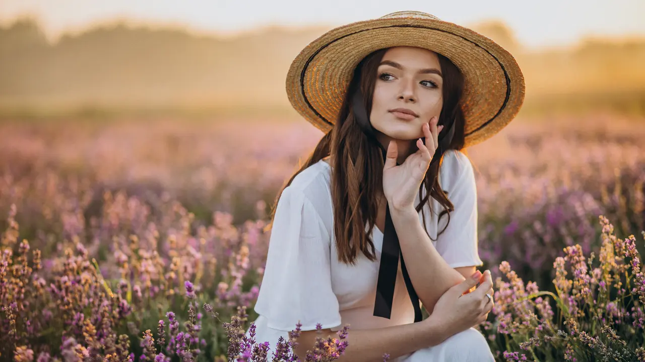 perempuan di ladang lavender