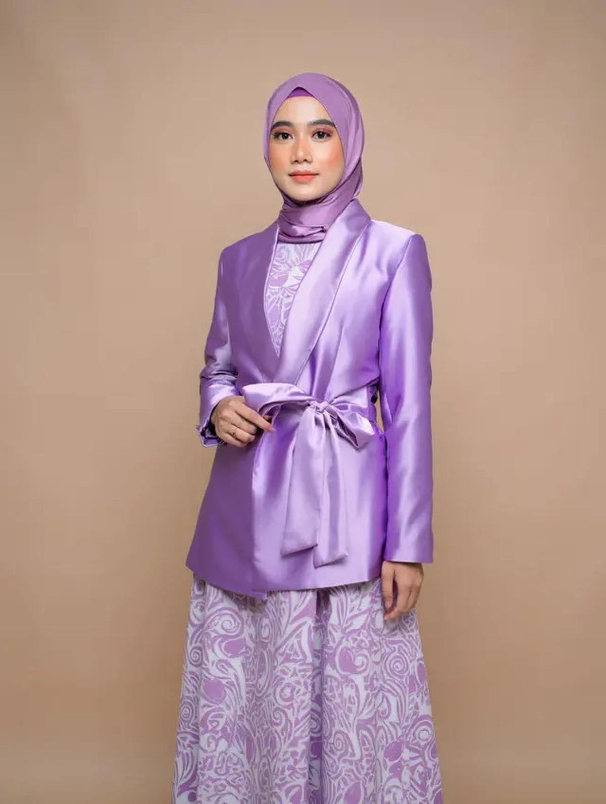 8 Tren Gamis Batik Modern dengan Detail Blazer Warna Lilac Soft, Sedang Digandrungi Muslimah Muda