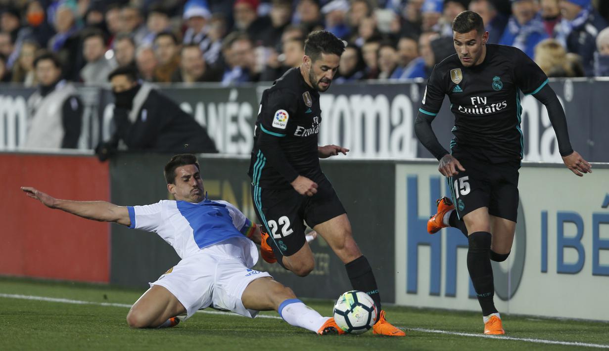 Pemain Real Madrid, Francisco Roman "Isco", (tengah) berusaha melewati adangan pemain Leganes, Gabriel Appelt (kiri) pada lanjutan La Liga Santander di Butarque stadium, Leganes, (21/2/2018). Real Madrid menang 3-1.  (AP/Francisco Seco)