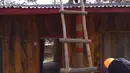 Petugas memasang Lampu Tenaga Surya Hemat Energi (LTSHE) di rumah penduduk di desa terpencil Papua. Pada 2017 Kementrian ESDM telah membagikan paket LTSHE untuk 79.564 rumah di 1.027 desa. (Liputan6.com/HO/Hadi M Djuraid)