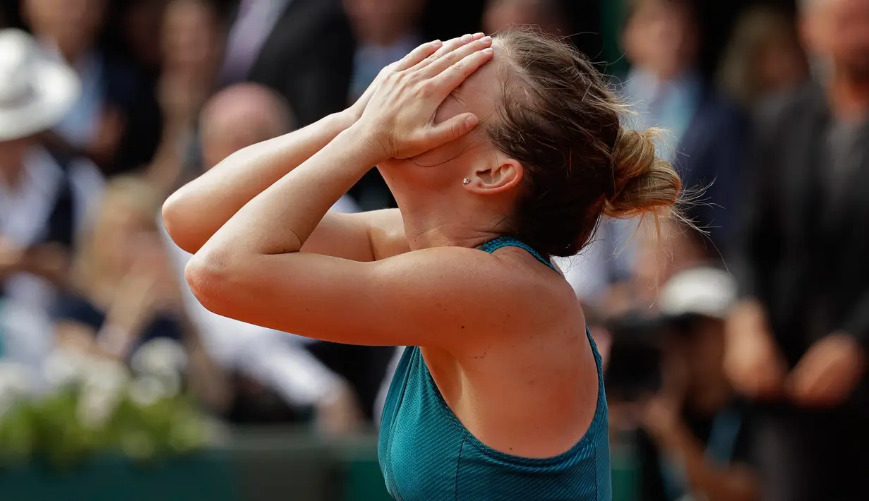 Petenis Rumania, Simona Halep merayakan kemenangannya atas Sloane Stephens dari AS pada babak final Prancis Terbuka 2018 di stadion Roland Garros, Sabtu (9/6). Halep sukses menyabet gelar Grand Slam perdana sepanjang kariernya. (AP/Alessandra Tarantino)