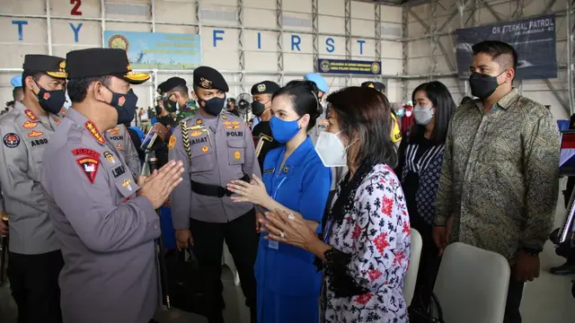 kapolri saat Berbincang dengan keluarga Awak Kapal Nanggala 402