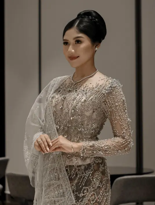 Kali ini, Erina memadukan kebaya silver dengan kalung berlian.  [Foto: Instagram/ Erina Gudono]