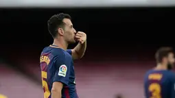 Pemain Barcelona, Sergio Busquets merayakan golnya ke gawang Las Palmas pada pertandingan Liga Spanyol di Camp Nou, Senin (2/10) dini hari. Bermain tanpa suporter, Barcelona menang telak dengan skor 3-0. (AP/Manu Fernandez)