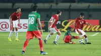 Pemain Timnas Indonesia, Pratama Arhan, berusaha melewati pemain Bangladesh pada laga uji coba FIFA Matchday antara Timnas Indonesia menghadapi Bangladesh di Stadion Si Jalak Harupat, Bandung, Rabu (1/6/2022) malam WIB. (Bola.com/M. Iqbal Ichsan)