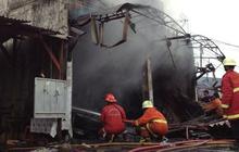 Puluhan orang dievakuasi dari Inul Vizta Manado yang terbakar