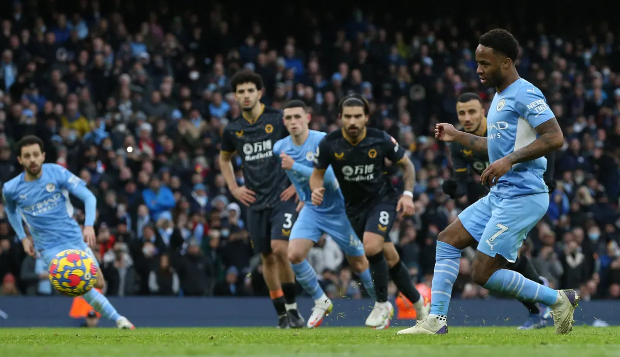 Gelandang Manchester City, Raheem Sterling melakukan eksekusi penalti ke gawang Wolverhampton Wanderers pada laga Liga Inggris 2021/2022 di Ettihad Stadium, Manchester, 11 Desember 2021. Raheem Sterling yang sejak awal musim 2022/2023 berseragam Chelsea mencetak gol ke-100 di Liga Inggris saat menyumbang satu-satunya gol kemenangan Manchester City atas Wolverhampton Wanderers lewat eksekusi penalti pada pekan ke-16 Liga Inggris 2021/2022 (11/12/2021). (AFP/Nigel Roddis)