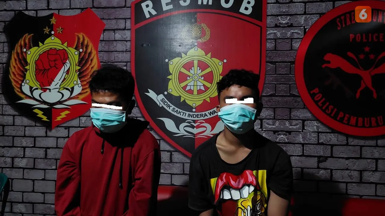 Kedua terduga pelaku pembacokan wartawan, masing-masing berinisial AL(19) dan IM(21) (Arfandi Ibrahim/Liputan6.com)