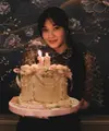 Naysila Mirdad membagikan beberapa foto perayaan ulang tahun ke-38. Ia pun mendapat banyak kejutan dari para sahabat dengan makan bersama dan tiup lilin kue ulang tahun. [@naymirdad]