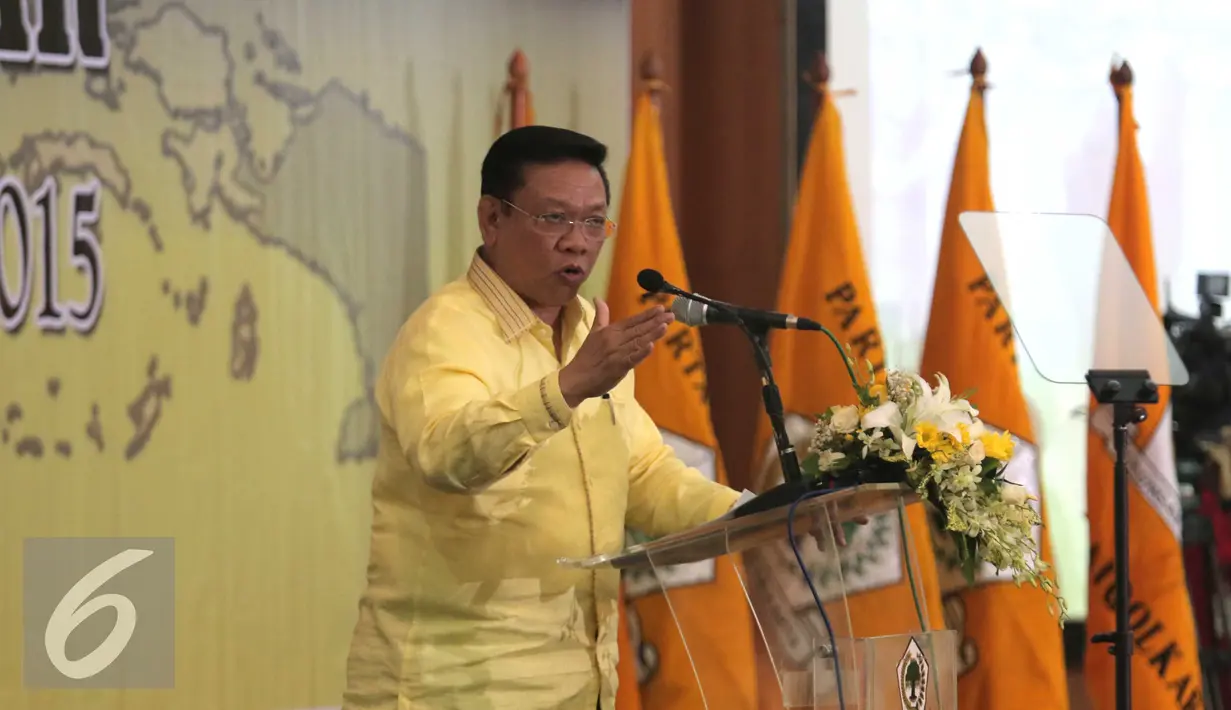 Ketum Golkar Munas Ancol Agung Laksono memberikan pidato saat silaturahmi nasional Golkar di Kantor DPP Golkar, Jakarta, Minggu (1/11). Silahturahmi di gelar untuk membahas persiapan Partai Golkar dalam menghadapi pilkada 2015. (Liputna6.com/Angga Yuniar)