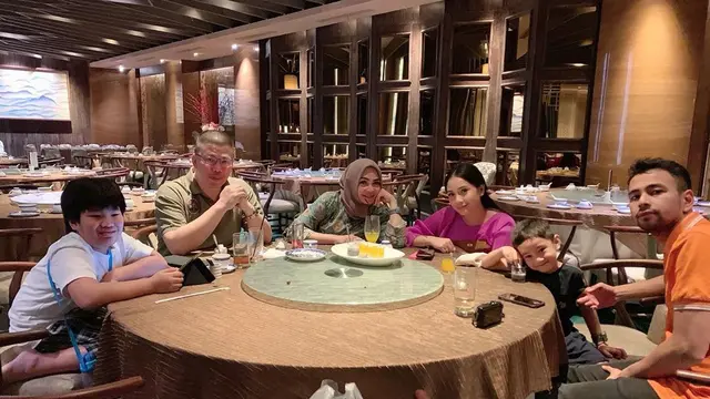 Jarang Tersorot, Ini 6 Potret Kebersamaan Nagita Slavina dengan Ayah Tirinya