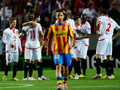 Pemain Sevilla merayakan kemenangan atas Valencia (2-0) di laga pertama semifinal Liga Europa di Seville (25/4/2014), (REUTERS/Marcelo del Pozo).