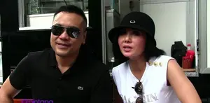 Yuni Shara baru saja membuka bisnis foodtrucknya yang berupa warung nasi bersama sang kekasih, Chico Hakim.