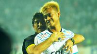 Kurnia Meiga bereuni dengan sosok yang menemukannya, Benny van Breukelen, seusai duel Arema kontra Persela (18/7/2016). (Bola.com/Iwan Setiawan)