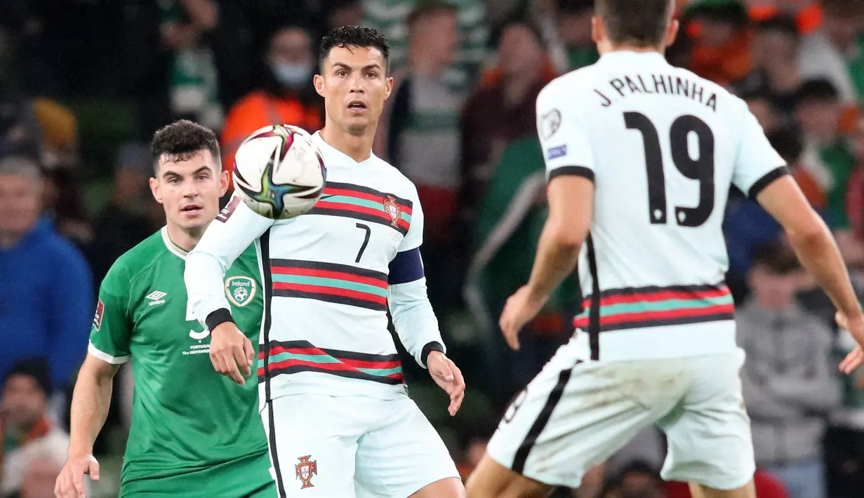 Cristiano Ronaldo menjadi pencetak gol terbanyak di sepak bola internasional. Ia memecahkan rekor dari Ali Daeli yang berhasil mencetak 109 gol internasional saat melawan Irlandia di laga Kualifikasi Piala Dunia 2022. Sepanjang 2021, CR7 telah mencetak 115 gol internasional. (AFP/Paul Faith)
