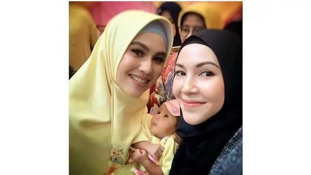 Bayi mungil ini juga mengenakan busana warna kuning, ia terlihat begitu cantik.