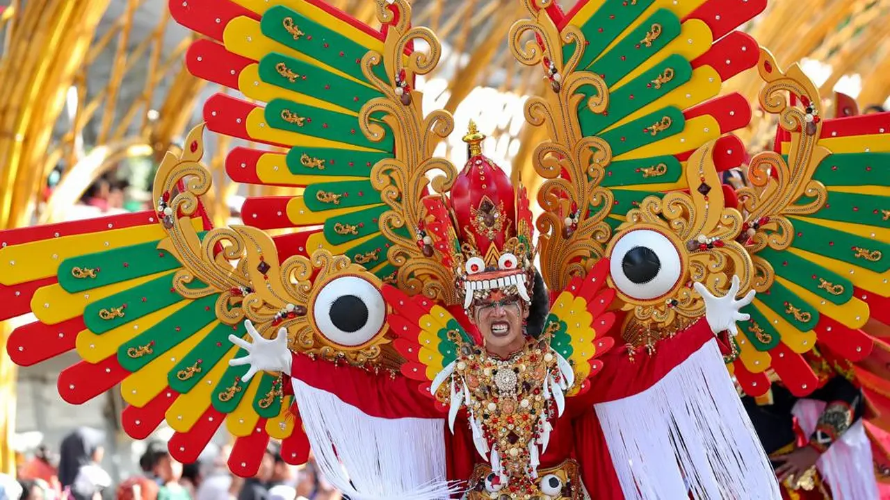 Defile Osing  yang menonjolkan aksentuasi Barong dalam Banyuwangi Etno Carnival 2022 (Istimewa)
