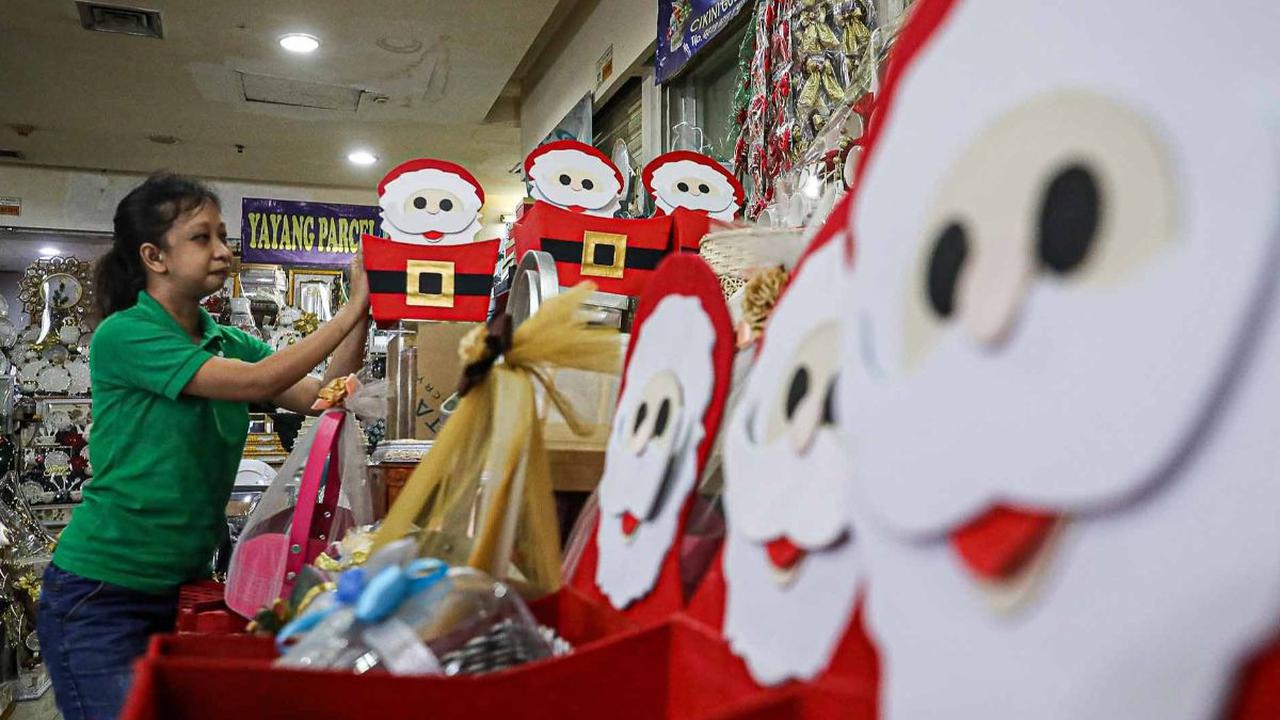 Penjualan parsel atau hampers mengalami peningkatan jelang perayaan Natal 2023 dan Tahun Baru 2024. Seperti di kawasan Cikini, Jakarta, pada Kamis (14/12/2023), pedagang parsel dan hampers mengungkapkan mulai kebanjiran pesanan.