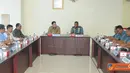 Citizen6, Surabaya: Dalam amanatnya, Dankobangdikal Laksda TNI Djoko Teguh Wahojo mengucapkan selamat datang dan selamat bertugas kepada Drs. Tangga Muliaman Purba beserta Tim dari BPK RI untuk mengadakan Wasrik di Kobangdikal. (Pengirim: Penkobangdikal).