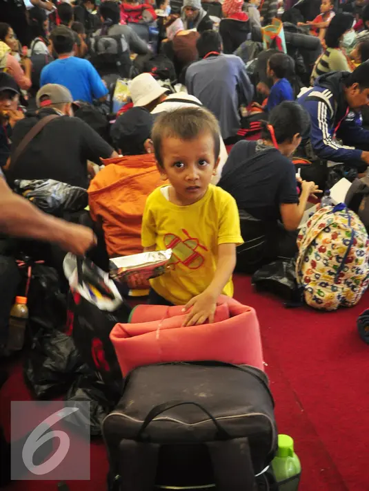 Seorang anak saat menunggu di Pelabuhan Tanjung Emas, Semarang , Senin (25/1). Total ada 42 orang eks Gafatar yang sakit, terinci 28 dewasa dan 14 anak-anak. mengalami menderita dehidrasi, demam, dan  muntah.  (Liputan6.com/Gholib)