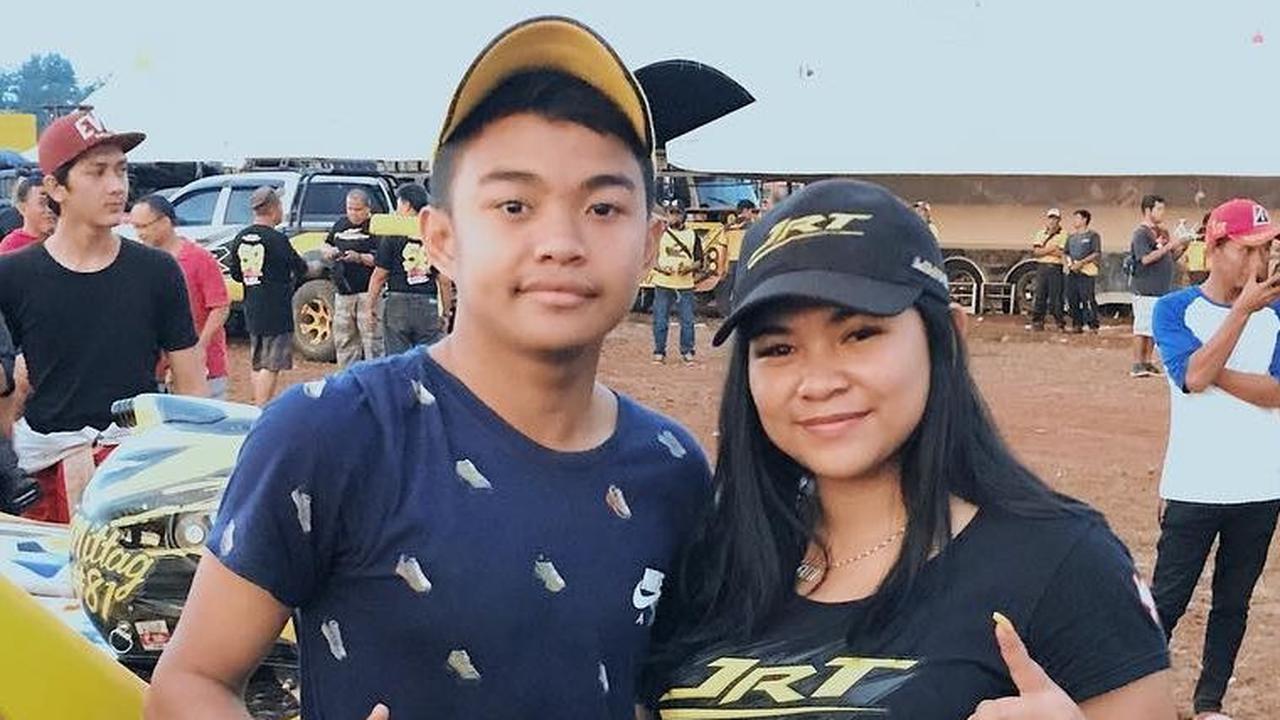 Kedua saudara ini kompak hingga dewasa. Ini momen keduanya saat di arena off-road.