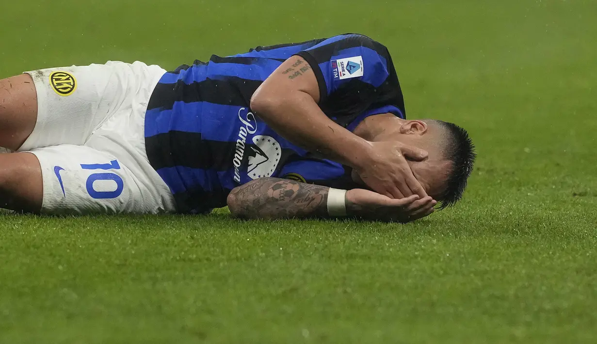 Reaksi kesakitan striker Inter Milan, Lautaro Martinez usai mendapat tekel dari pemain AC Milan pada laga pekan ke-33 Serie A Liga Italia 2023/2024 di San Siro Stadium, Milan, Senin (22/4/2024). (AP Photo/Luca Bruno)