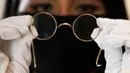Sepasang kacamata Windsor bulat milik John Lennon dipamerkan di ruang lelang Sotheby di London, pada 25 September 2020. Sotheby’s kembali mengadakan lelang online memorabilia Beatles pada September ini menandai 50 tahun bubarnya grup band legendaris asal Inggris itu. (AP Photo/Kirsty Wigglesworth)