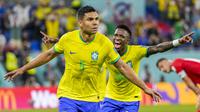 Gelandang bertahan timnas Brasil Casemiro (kiri) melakukan selebrasi usai menjebol gawang Swiss di laga kedua grup G Piala Dunia 2022. Gol dari pemain Manchester United tersebut berhasil membuat Brasil melangkah ke babak 16 besar Piala Dunia 2022. (AP Photo/Andre Penner)