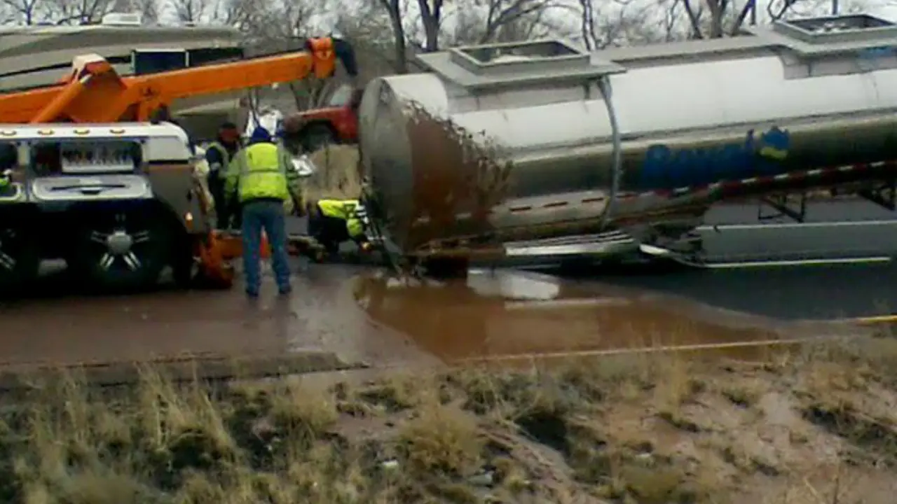 Truk pembawa cokelat cair terbalik dan menumpahkan isinya di jalanan Arizona (kredit Department of Public Safety)