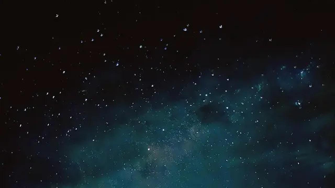 Di bawah langit penuh bintang, artis berusia 30 tahun ini berfoto sambil menikmati keindahan malam. Ia beruntung bisa melihat bintang jatuh.<br>"Pertama kalinya liat bintang jatuh," tulisnya.