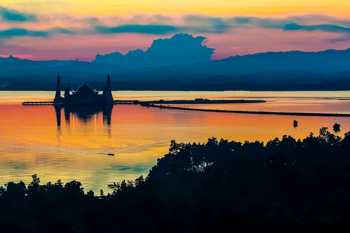 Masjid Al Alam Kendari, bakal menjadi lokasi pembukaan Munas Kadin VIII 2021.(Liputan6.com/Foto Deny Lahundape)