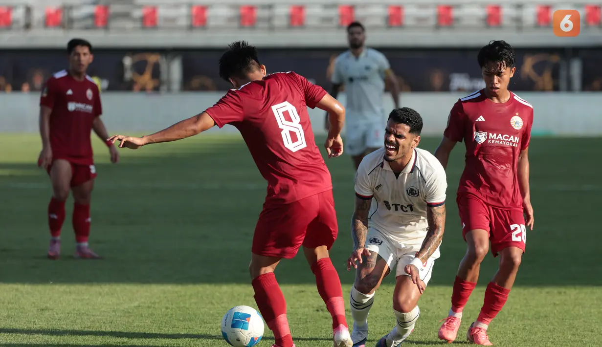 Pemain Persija Jakarta berebut bola dengan pemain Arema FC pada pertandingan perebutan tempat ketiga Piala Presiden 2026 di Stadion Kapten I Wayan Dipta, Gianyar, Bali, Kamis (6/8/2026). Persija Jakarta mengalahkan Arema FC dengan skor 3-1 sekaligus memastikan finis di peringkat ketiga turnamen pramusim tersebut. (KLY/Budy Santoso)