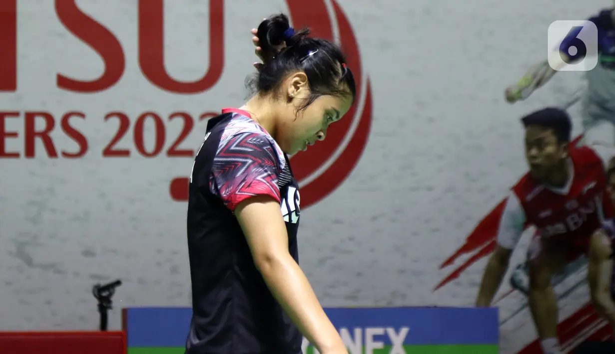 Pebulu tangkis tunggal putri Indonesia Gregoria Mariska Tunjung saat melawan Pusarla V. Sindhu (India) pada Babak 16 Besar Indonesia Masters 2022 di Istora Senayan, Jakarta, Kamis (9/6/2022). Gregoria Mariska gagal melaju ke babak selanjutnya. (Liputan6.com/Helmi Fithriansyah)