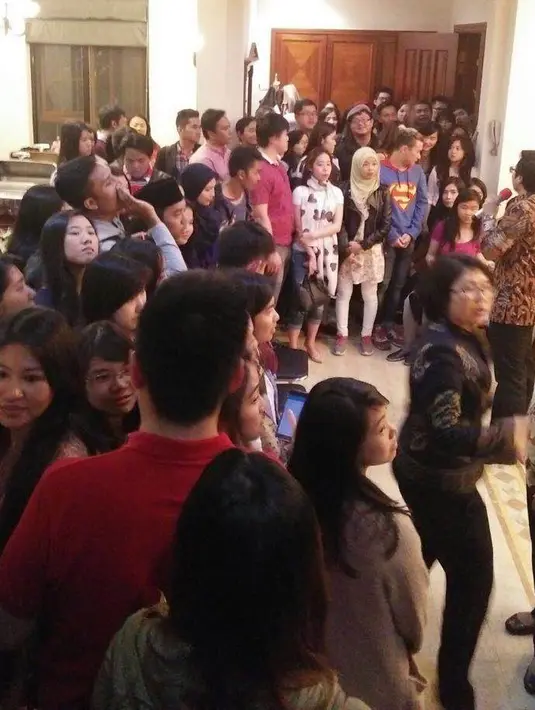 Warga negara Indonesia menunggu kehadiran Rio Haryanto dalam acara meet and greet di kantor Konsulat Jenderal RI di Shanghai, China, Rabu (13/4/2016). (Rio Haryanto Media)