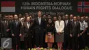 Menlu Norwegia Broge Brende, Menlu RI Retno Marsudi bersama kedua delegasi berfoto bersama usai membuka Dialog HAM antara RI dan Norwegia di Kementerian Luar Negeri, Jakarta, Senin (30/5). (Liputan6.com/Faizal Fanani)
