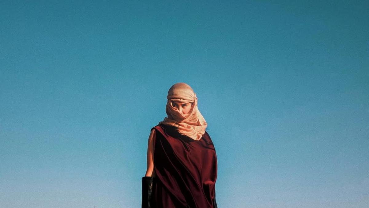 Gaya Modest Agnez Mo Pakai Abaya di Gurun Dubai