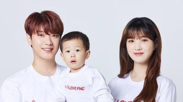 Minhwan FTIsland, Yulhee, dan putra sulung mereka. (Soompi)