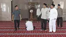 Wakil Ketua Umum Dewan Masjid Indonesia (DMI), Komjen Syafruddin usai salat Jumat di Masjid Raya Al Ittihad, Jakarta, Jumat (13/4). Syafruddin melaksanakan salat Jumat di Masjid Raya Al Ittihad. (Liputan6.com/Herman Zakharia)