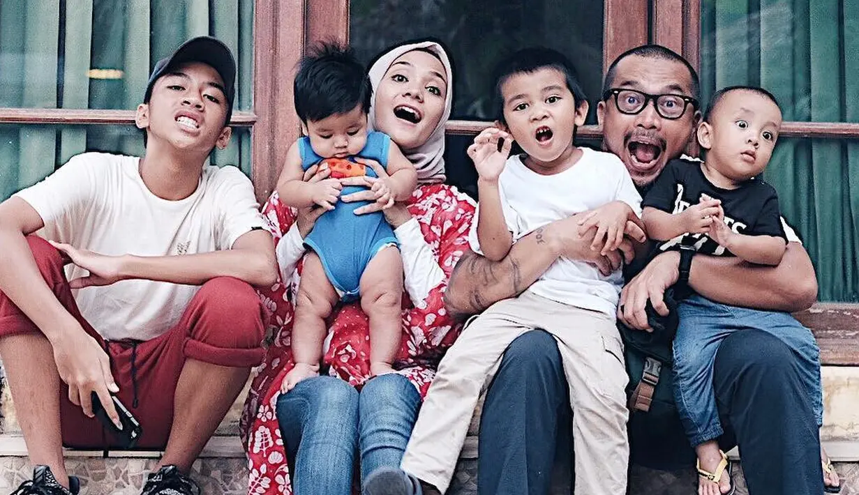 Punya empat anak laki-laki, Enno Lerian mengungkapkan serunya menjadi seorang ibu. (instagram/ennolerian_)