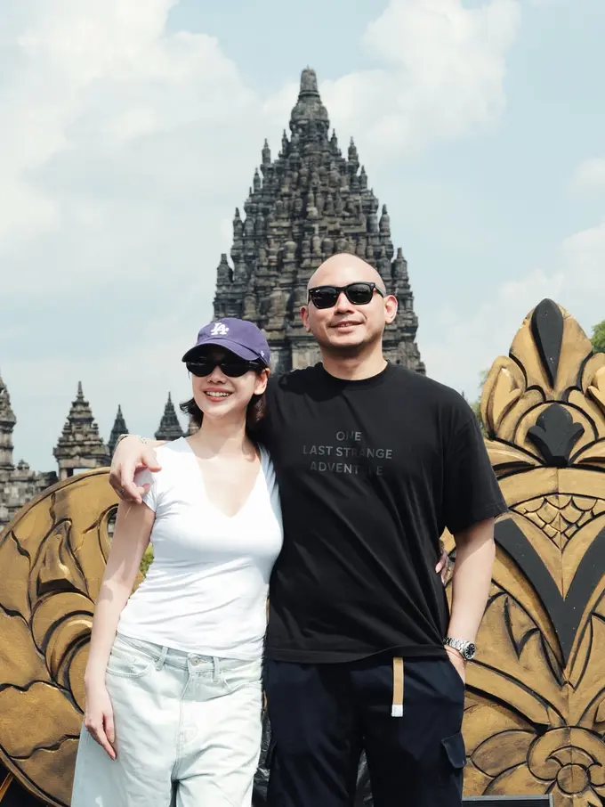 Casual Couple Goals, Gaya Kompak BCL dan Tiko Aryawardhana Tampil Kasual Pakai Kaus saat Liburan ke Prambanan